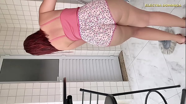 Image Essa empregada espera a minha mulher sair para me provocar, olha o tamanho da bunda dela