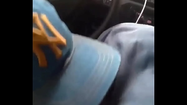 Image Pega&ccedil_&atilde_o gostosa na pra&ccedil_a de dia com o motorista de aplicativo safado