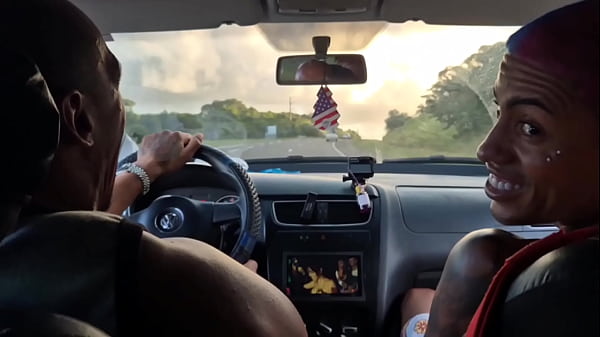 Image sem dinheiro pro uber tivemos que pagar com nossos buracos apertados