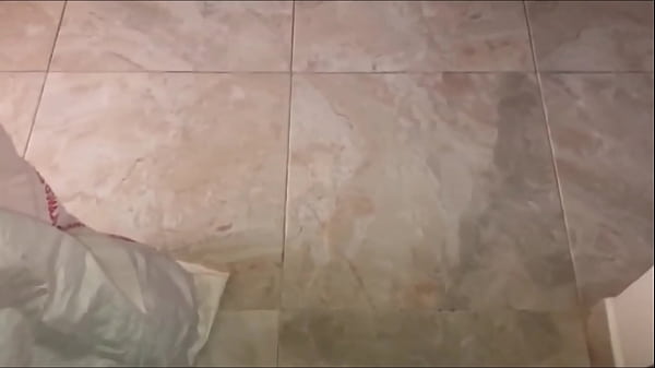Image SORPRENDO A MI HIJASTRA HACIENDO ASEO EN CUATRO PATAS Y LE CLAVO LA VERGA DIRECTO AL CO&Ntilde_O