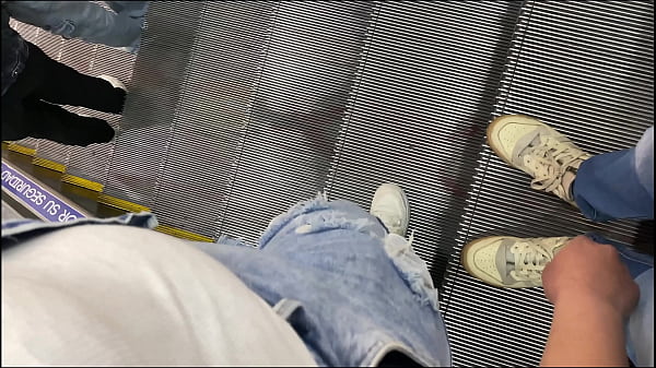 Image Venezolana Me Toca En Las Escaleras Del Centro Comercial!!!