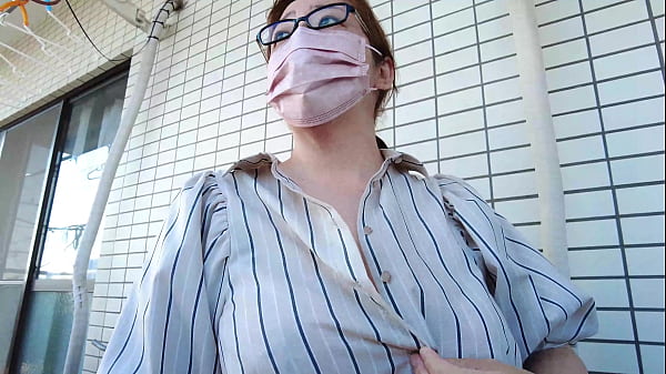 Image A married woman gets excited while masturbating on the balcony：The full video is&rarr_https://www.xvideos.red/channels/aika-frau