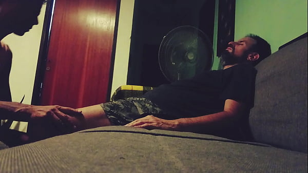 Image Dando al macho una atenci&oacute_n especial, lleg&oacute_ cansado y lo relajo con una buena mamada en el sof&aacute_.
