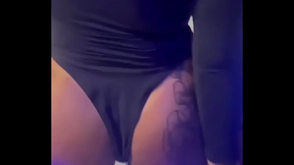 Image Corninho vendo a putinha sentar pra outro