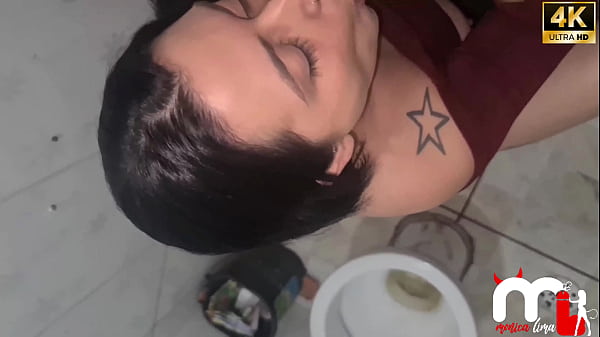 Image Enquanto meu marido lavava o carro fui at&eacute_ a conveni&ecirc_ncia do posto, conheci um novinho lindo e fui transar no banheiro do posto.