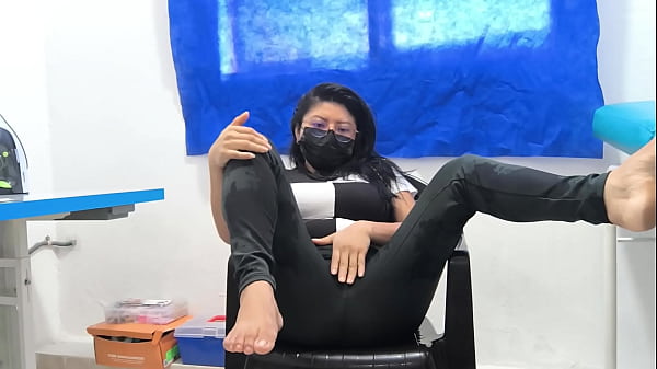 Image Cholita showing her shaved pussy