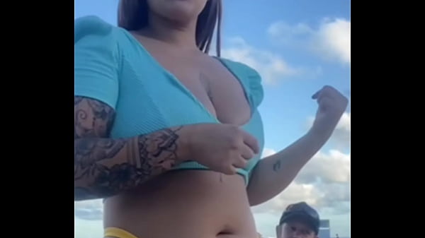 Image Estou na Praia me exibindo pra outros machos e meu marido nem percebe