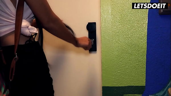 Image Handyman Cheats On Girlfriend With Horny Teen - LETSDOEIT