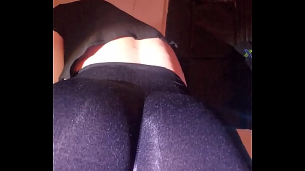 Image sexy tapatio en pantalones de yoga