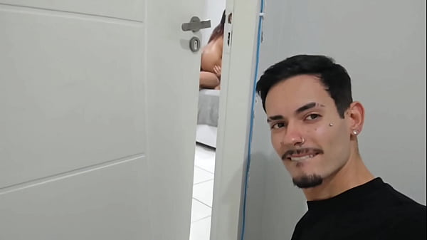 Image Fomos pegos no flagra pelo amigo do meu marido!!