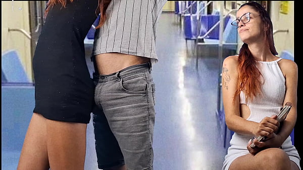 Image Safada estudante deixa estranho encoxar sua bunda em p&uacute_blico!