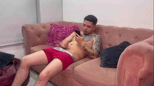 Image MI HERMANASTRA ME PILLA VIENDO PORNO, PARA QUE NO LE DIGA A NADIE ME TOCA HACER LO QUE ELLA QUIERA