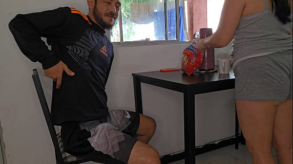 Image Minha enteada safada sentou no meu colo enquanto comia, mas ela come&ccedil_ou a se mexer muito