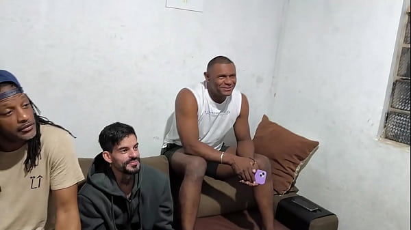 Image meu primeiro gang bang dando pra 5 dotados no pelo