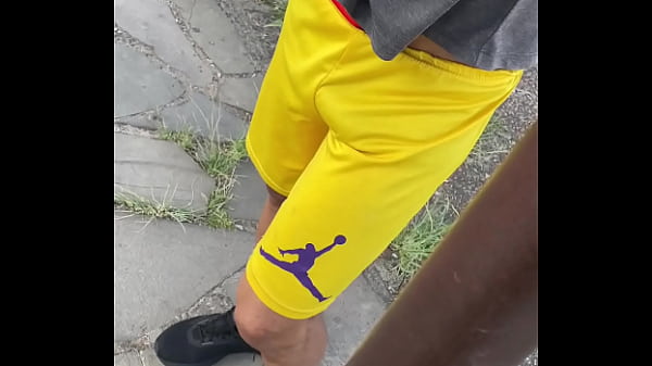 Image OFERECI UMA GRANA PRO VIZINHO CASADO ME FUDER. PAU TAVA MARCANDO NO SHORT.