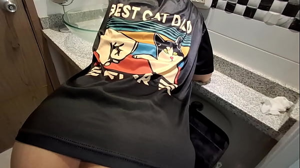 Image Fui a un restaurante con mi novio, nos toman la respectiva orden , ME QUEDO GUSTANDO EL MESERO, as&iacute_ que fui al ba&ntilde_o y tuve un buen sexo , sin que mi novio se diera cuenta