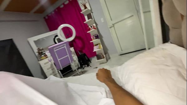 Image Mi madrastra me sorprende y terminamos compartiendo la cama