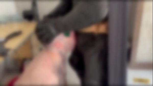 Image Depois de um longo dia de luta contra o crime, o her&oacute_i &eacute_ ajudado por seu parceiro a se aliviar (COMPLETO NO RED) (PAR&Oacute_DIA)