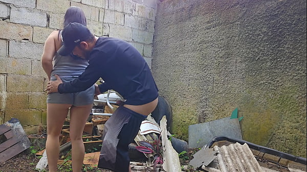 Image Meia-Prima disse que era s&oacute_ olhar... mas olha o que virou!&quot_ Em Um Terreno Baldio