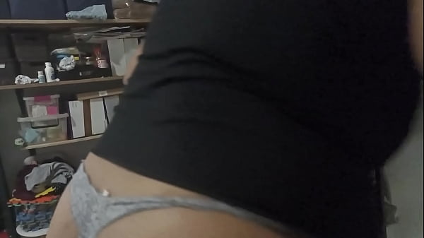 Image Madrastra sexy limpia el dormitorio en tanga y se graba para su hijastro