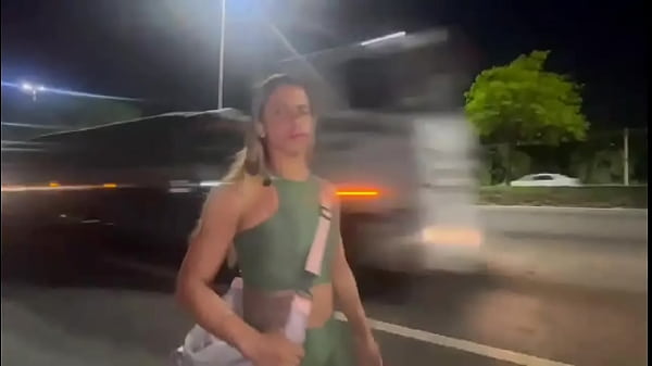 Image ESPOSA SENDO SEGUIDA E DA PRO SEGUIDA