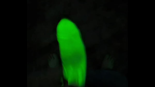 Image EU TESTEI A CAMISINHA DE NEON - OLHA COMO BRILHA NO ESCURO