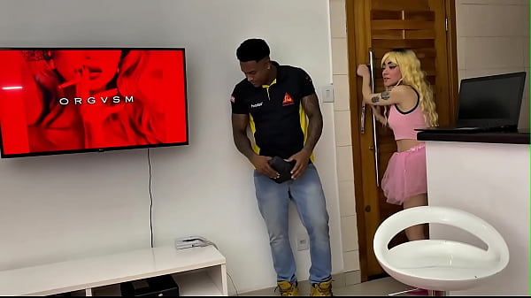 Image o negao foi arrumar meu interfone e me fodeu no pelo