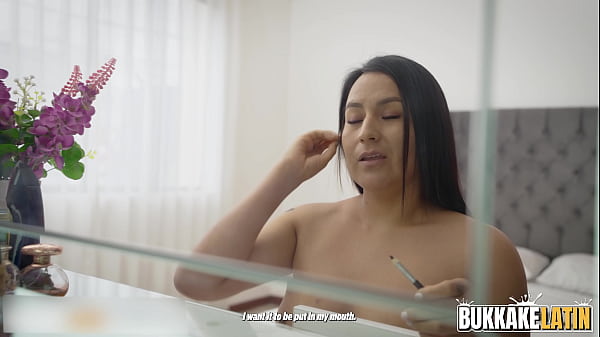 Image Bukkake Latin - Angelica selvatica Peruana timida realiza su primera tragada de leche en exceso.