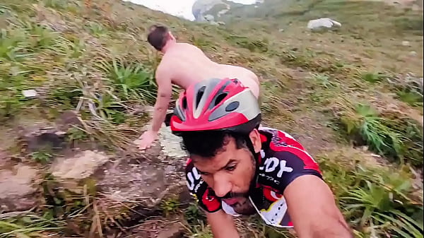 Image TURISTA XIOU NA PICA DO CICLISTA NA PRAIA EM FLORIAN&Oacute_POLIS
