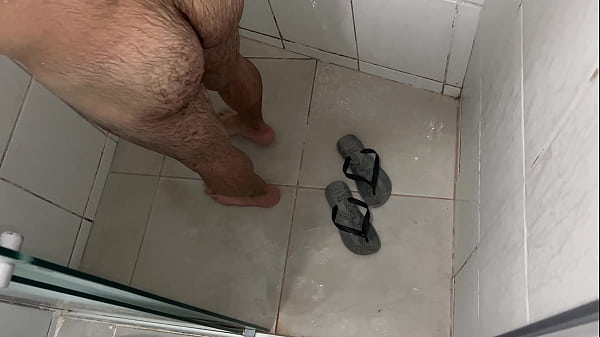 Image DOTADO ROLUDO DA ROLA GRANDE E GROSSA TOMANDO BANHO E BATENDO UMA