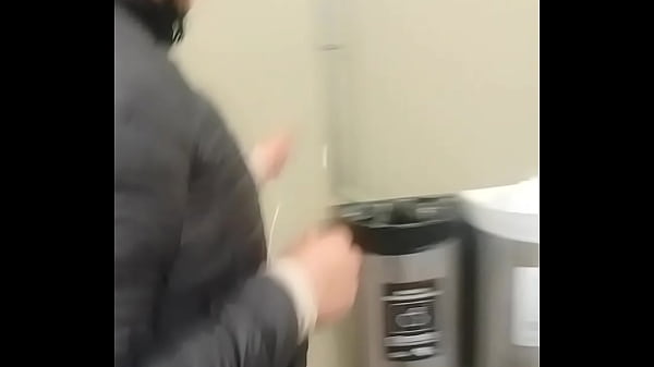 Image Le doy arrim&oacute_n y ella me agarra la verga en p&uacute_blico. Casero real