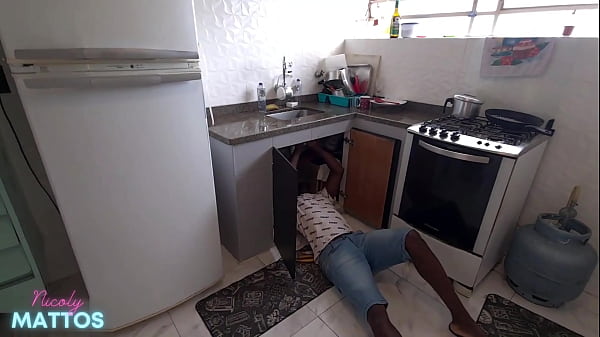 Image Encanador Neg&atilde_o Fode a Patroa Nicoly Mattos na Pia da Cozinha
