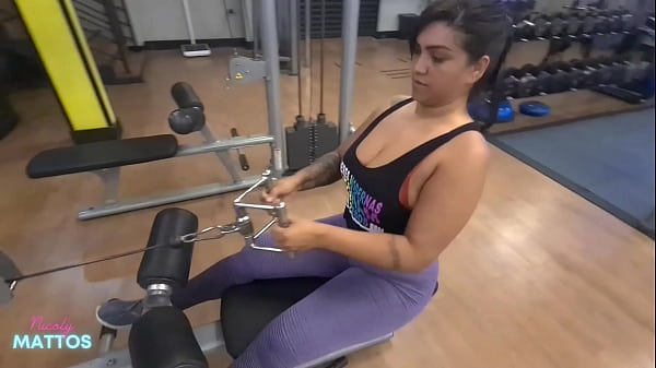 Image Treino Molhado: Sem Calcinha pra Provocar o Personal e Punheta Suada em Casa