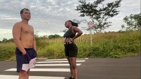 Image Encontrei uma casada fazendo caminhada, e convidei para ir em casa tomar &aacute_gua, mas ela tomou foi meu leite na cara.