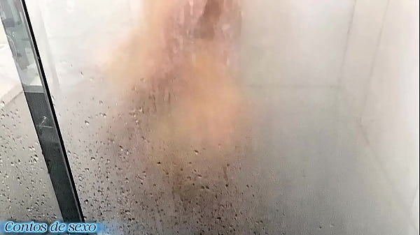 Image Ela esqueceu a porta do banheiro aberta e meti na enteada no banho dela !