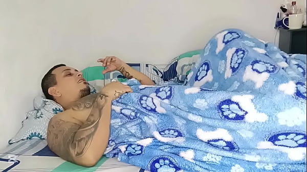 Image Mi hermanastra me descubre mientras me masturbo y decide ayudarme chupando verga y dejandome cogeme su culo en un sabroso anal