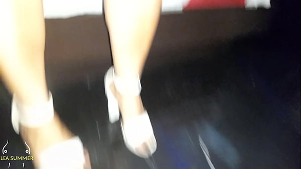 Image Esposa infiel esta tan caliente que se toca el co&ntilde_o y el culo mientras espera a su amante en un hotel, mientras su marido cornudo trabaja.
