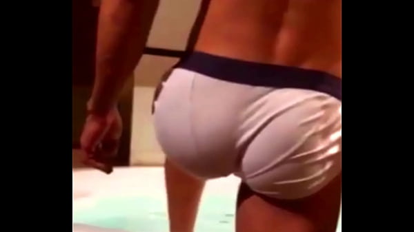 Image Despues de unas copas mi amigo hetero se ducha y me pide que lo grabe
