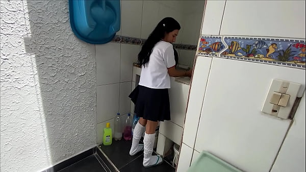 Image POBRE CHICA DESALINIADA QUEDA BAJO EL CUIDADO DE SU PADRASTRO Y RECIBE UNA TANDA DE VERGA SIN COMPASION.