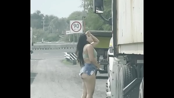 Image exhibicionismo en la carretera con traileros
