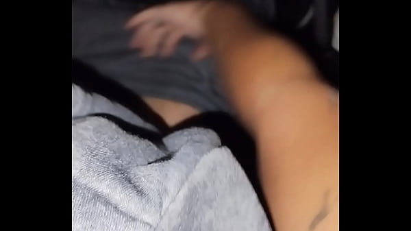 Image Jovem casada pega um carro de aplicativo e faz um boquete no motorista e ganha leitinho nos peitos