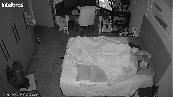 Image Eles fingem esquecer a c&acirc_mera como loucos no quarto