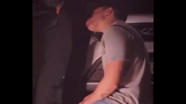 Image Despues de unos tragos le mamo la polla al vecino afuera de su casa y termina follandome a pelo y su esposa adentro de la casa