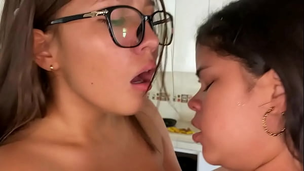 Image sexo lesbico entre hermanastra