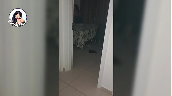 Image ''Convidamos nosso amigo para assistir um filme , mas o unico expectador foi o marido. ''