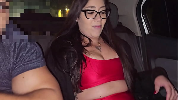 Image TopCast - Barbara Fartura, Muito gostosa, saindo da pra&ccedil_a para dar no carro com um monte de motoboy olhando.