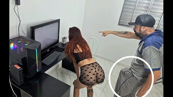 Image Dona de casa chamou t&eacute_cnico e o recebeu s&oacute_ de calcinha!