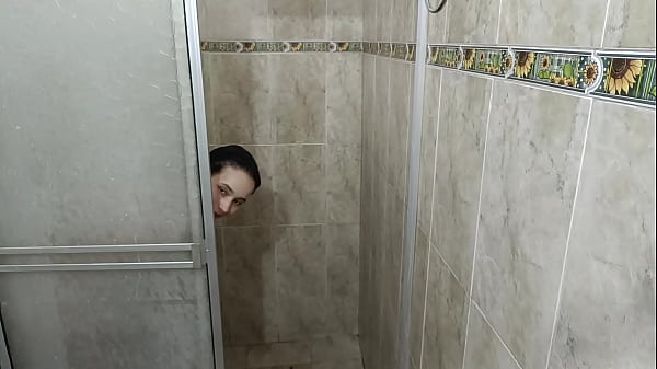Image Ayudo a mi hermanastra a darse un ba&ntilde_o caliente mientras follamos hasta correrme en ella - Porno en Ruso