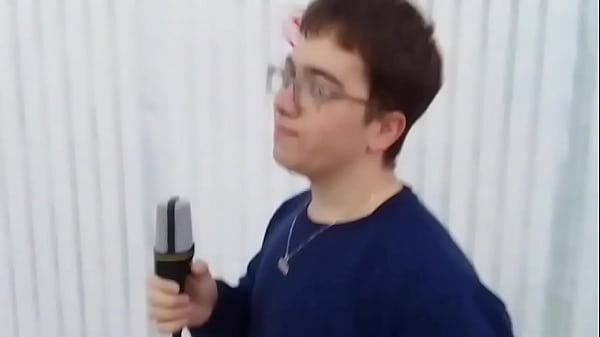 Image Gordo putito se mete microfono por el orto