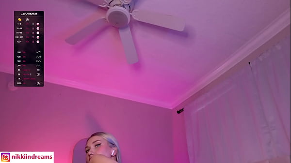 Image Cam whore fingers her asshole for your tokens